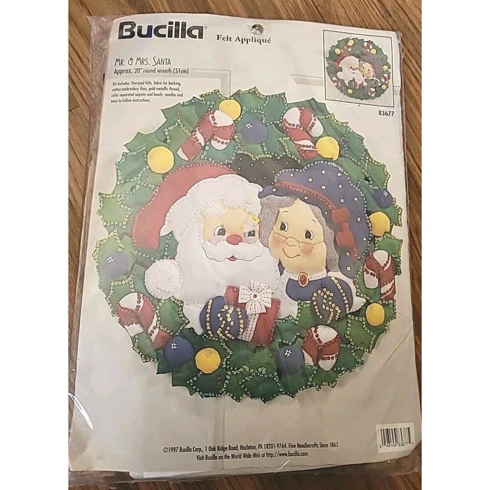 Bucilla Felt Embroidery Kit Mr and Mrs Santa Claus 20” Wreath Vintage Christmas
